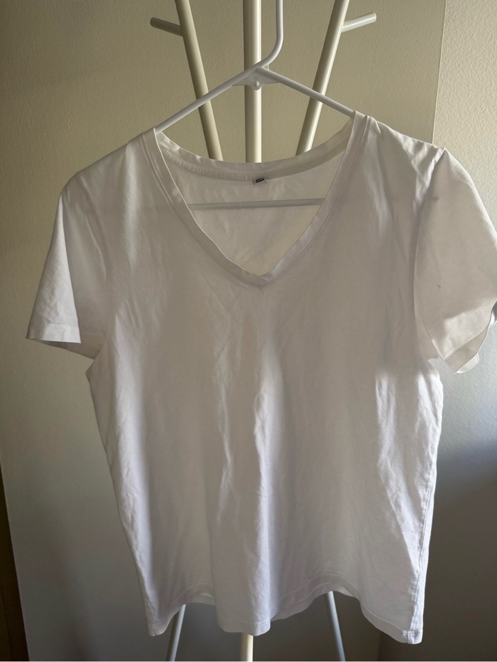 Uniqlo Women's V-Neck Tee - White